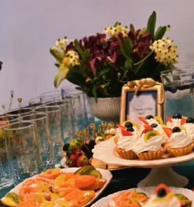 Tartaletes ar putukrējumu un augļiem, uzkodu šķīvji uz svētku galda
